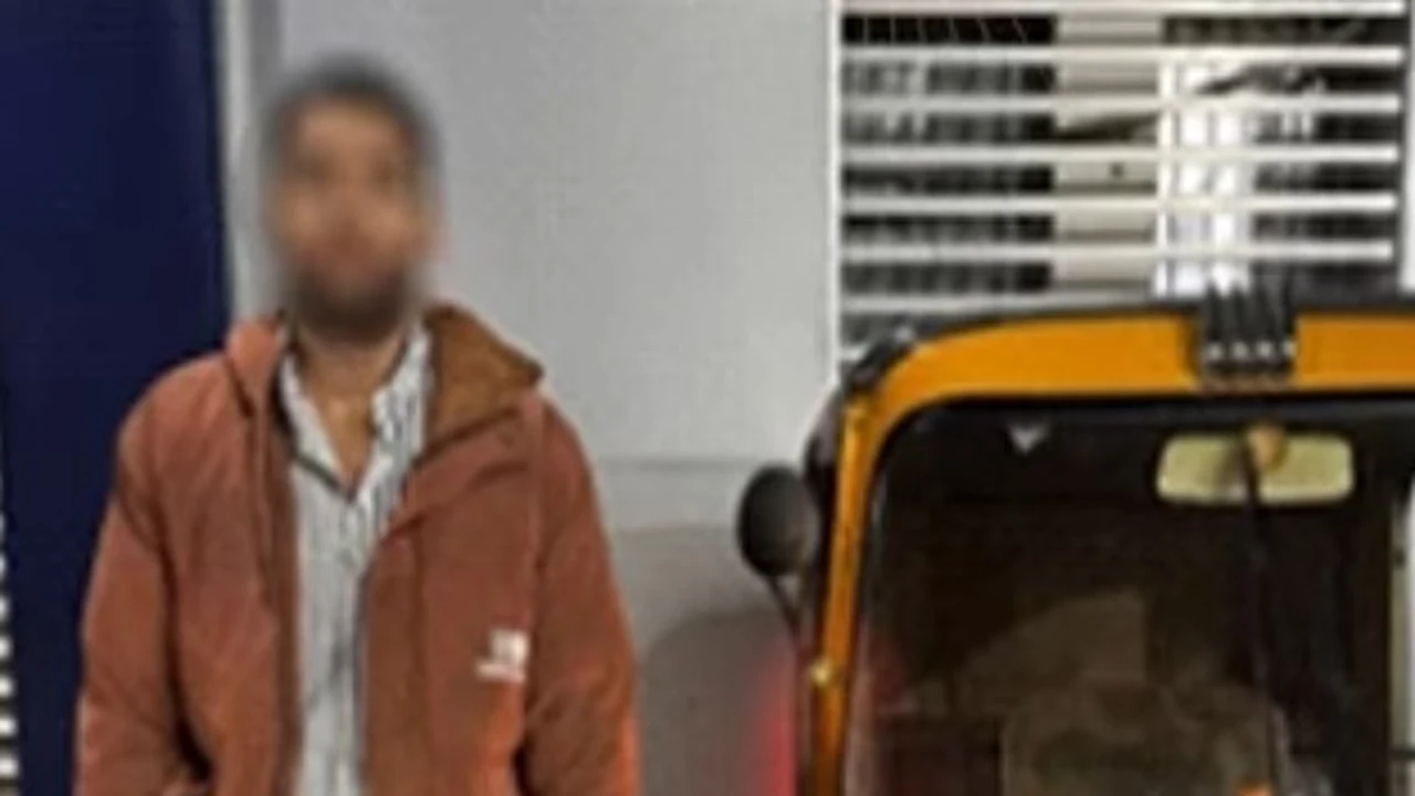 مشادة بسبب الأجرة تنتهي بتحطيم هاتف طالبة داخل توكتوك في محافظة سوهاج